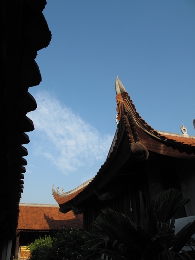 Mái chùa Dâu cong vút tạc giữa trời xanh.