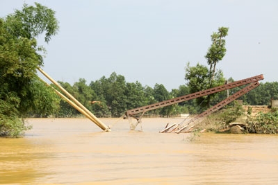 Sự tàn phá ghê gớm của lũ vẫn hiển hiện trên cây cầu bị gẫy gập, nối hai xã Lộc Yên và Hương Mai (huyện Hương Khê).