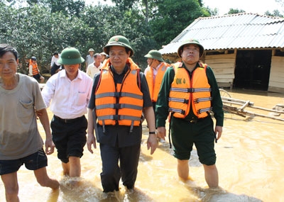 Thủ tướng Nguyễn Tấn Dũng và Bộ trưởng Quốc phòng Phùng Quang Thanh đến thăm bà con xóm 14, xã Gia Phố - nơi chịu ảnh hưởng nặng nề của lũ lụt.