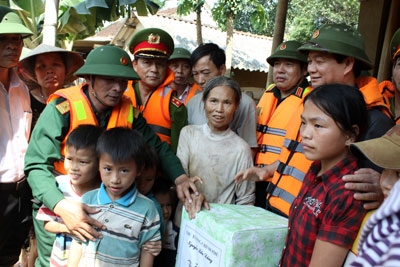 Tại đây, Thủ tướng Chính phủ đã ân cần thăm hỏi, tặng quà và động viên bà con cùng cấp ủy, chính quyền địa phương và lực lượng vũ trang tiếp tục khắc phục khó khăn, sớm ổn định cuộc sống.