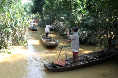 Sau nhiều ngày lũ lụt, bà con xã Gia Phố-Hương Khê vẫn phải đi lại bằng thuyền.