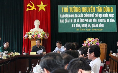Tại UBND tỉnh Hà Tĩnh, sau khi nghe Thứ trưởng Bộ Nông nghiệp và Phát triển Nông thôn, lãnh đạo các tỉnh Quảng Bình, Nghệ An, Hà Tĩnh báo cáo công tác khắc phục hậu quả lũ lụt, Thủ tướng Nguyễn Tấn Dũng tiếp tục chỉ đạo các địa phương triển khai quyết liệt và đồng bộ nhiều giải pháp hơn nữa, nhằm sớm ổn định đời sống của nhân dân.