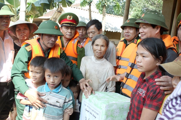 Tại đây, Thủ tướng Chính phủ đã ân cần thăm hỏi, tặng quà và động viên bà con cùng cấp ủy, chính quyền địa phương và lực lượng vũ trang tiếp tục khắc phục khó khăn, sớm ổn định cuộc sống.