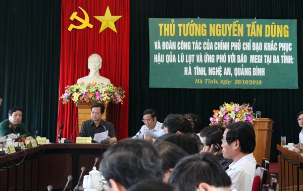 Tại UBND tỉnh Hà Tĩnh, sau khi nghe Thứ trưởng Bộ Nông nghiệp và Phát triển Nông thôn, lãnh đạo các tỉnh Quảng Bình, Nghệ An, Hà Tĩnh báo cáo công tác khắc phục hậu quả lũ lụt, Thủ tướng Nguyễn Tấn Dũng tiếp tục chỉ đạo các địa phương triển khai quyết liệt và đồng bộ nhiều giải pháp hơn nữa, nhằm sớm ổn định đời sống của nhân dân.