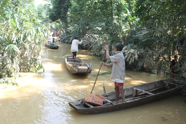 Sau nhiều ngày lũ lụt, bà con xã Gia Phố-Hương Khê vẫn phải đi lại bằng thuyền.