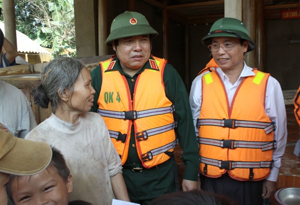 Bà con nhân dân tại xóm 14 - xã Gia Phố cũng được Đại tướng Phùng Quang Thanh, Bộ trưởng Bộ Quốc phòng thăm hỏi, động viên và sẻ chia sâu sắc