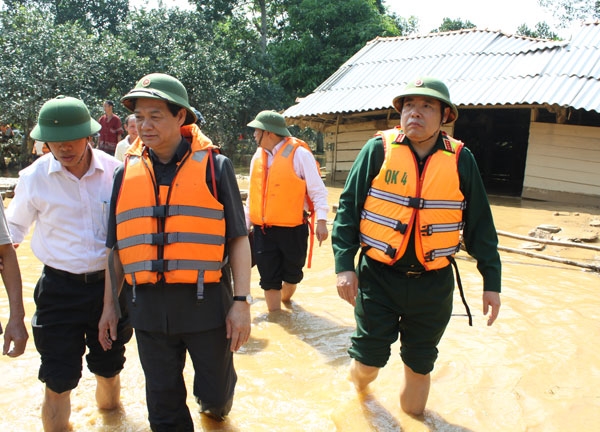 Thủ tướng Nguyễn Tấn Dũng và Bộ trưởng Quốc phòng Phùng Quang Thanh đến thăm bà con xóm 14, xã Gia Phố - nơi chịu ảnh hưởng nặng nề của lũ lụt.