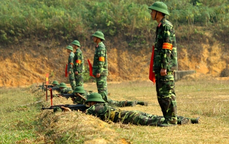 Chiến sĩ mới Đơn vị C8, Đoàn B16, Quân khu 2 thực hành bắn đạn thật