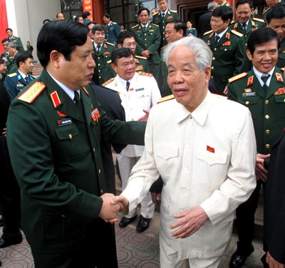 Đại tướng Phùng Quang Thanh và các đại biểu trân trọng đón nguyên Tổng Bí thư Đỗ Mười.