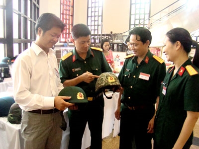 Đại biểu tham quan các khu trưng bày sản phẩm phong phú của nhiều đơn vị, doanh nghiệp quân đội. Trong ảnh là gian trưng bày sách của Nhà xuất bản Quân đội nhân dân và Công ty cổ phần 26 (Tổng cục Hậu cần).