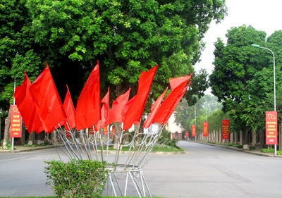 Rực màu đỏ của cờ, băng zôn chào mừng đợt sinh hoạt chính trị sâu rộng của toàn quân.
