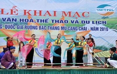 Tiết mục múa sạp thể hiện tinh thần đoàn kết mừng lễ khai mạc