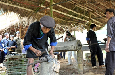 Nghề rèn thủ công nổi tiếng của người Mông tại phiên chợ vùng cao.
