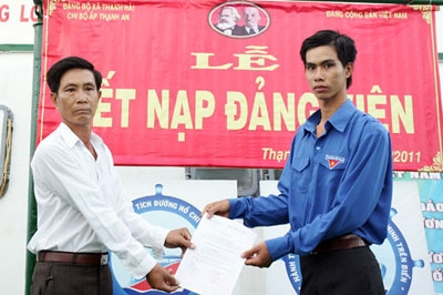 Lễ kết nạp đảng viên cho đồng chí Trần Quốc Thái, ấp Thạnh An, xã Thạnh Hải, huyện Thạnh Phú