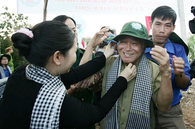 Tặng khăn rằn cho các đại biển đoàn hành trình