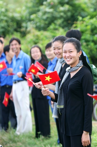 Các thiếu nữ Bến Tre rạng ngời trong chiếc áo bà ba đón đoàn.