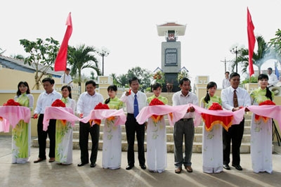 Lễ cắt băng khánh thành khu tưởng niệm Thạnh Phong