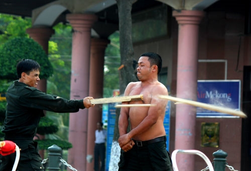 Thanh gỗ cũng gãy đôi khi đập phải...mình đồng da sắt