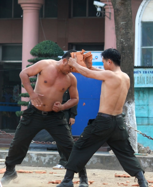 Hình ảnh thể hiện sức chịu đựng phi thường của chiến sĩ CSCĐ