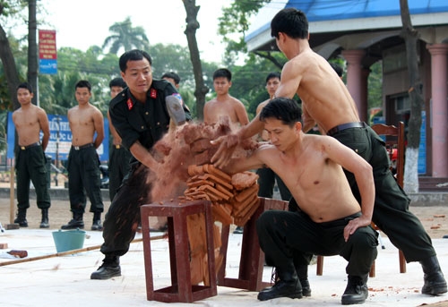 Kê tay công phá gạch ngói