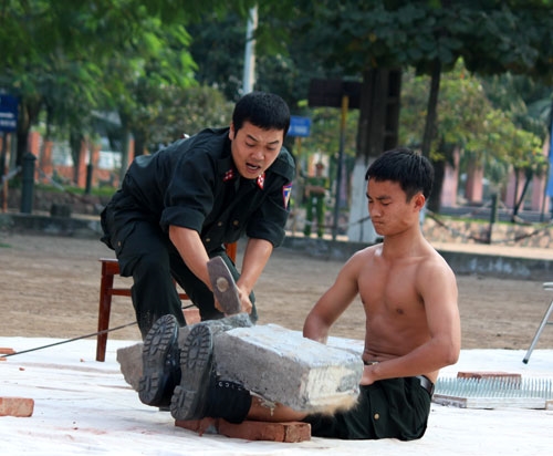 Khối bê tông vỡ đôi trên ống chân chiến sĩ trẻ, sau nhát búa như trời giáng