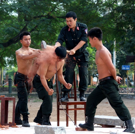 Dùng yết hầu đẩy cong thanh sắt phi 12 kết hợp chịu đòn công phá gạch kê trên lưng