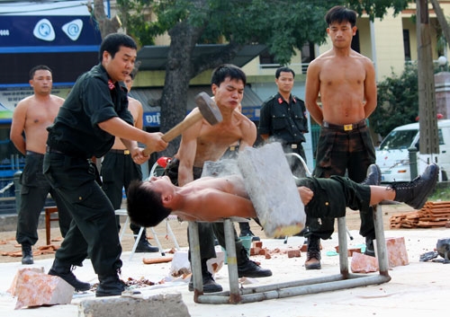 gay cấn hơn, chiến sĩ CSCĐ còn nằm trên 2 lưỡi kiếm sắc và đỡ đòn công phá bê tông trên bụng