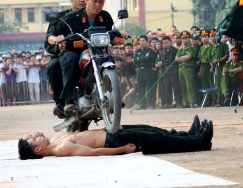 Sau khi chiếc xe Win chở hai chiến sĩ CSCĐ