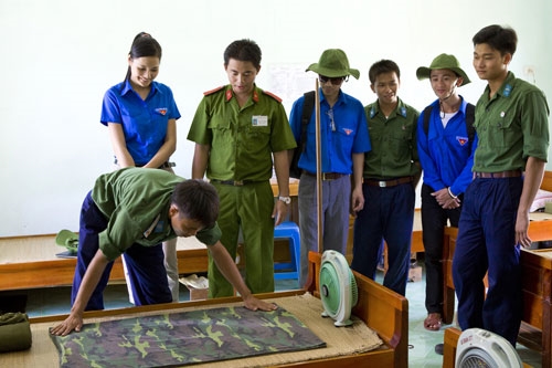 Các bạn trẻ tham quan chiến sỹ thực hành gấp chăn màn