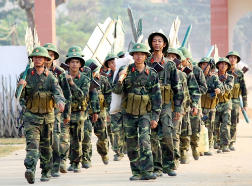 Chiến sĩ trẻ Trung đoàn 148, Sư đoàn 316, Quân khu 2, trên đường ra thao trường huấn luyện