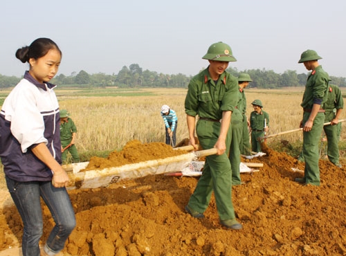 Những nơi khó khăn, gian khổ, luôn xuất hiện màu xanh quân phục. Nhờ đó, tình quân dân