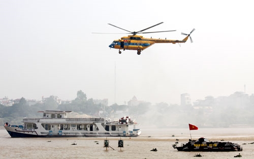 Trực thăng của Trung đoàn 916 (Sư đoàn 371, Quân chủng Phòng không-Không quân) và xe lội nước của Lữ đoàn 144 (Bộ tổng tham mưu) tham gia diễn tập chống khủng bố trên sông Hồng
