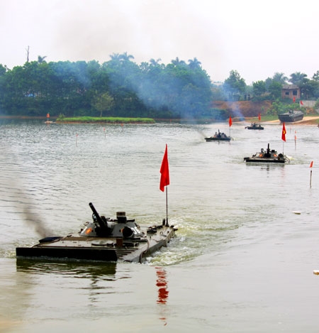 Xe lội nước của Trung đoàn 102, Sư đoàn 308, Quân đoàn 1 thực hành huấn luyện vượt sông