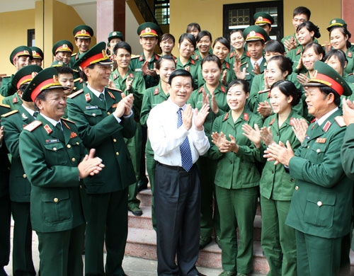 Trong năm 2011, cán bộ, chiến sĩ Quân đội nhân dân Việt Nam tiếp tục nhận được sự quan tâm sâu sắc của lãnh đạo Đảng, Nhà nước. Trong ảnh: Chủ tịch nước Trương Tấn Sang thăm, động viên cán bộ, chiến sĩ Lữ đoàn 205, Binh chủng Thông tin liên lạc