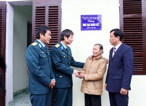 Năm 2011 cũng là năm quân đội thực hiện có hiệu quả công tác chính sách và hoạt động đền ơn đáp nghĩa. Trong ảnh: Lãnh đạo, chỉ huy Công ty Trực thăng miền Bắc trao tặng nhà đại đoàn kết cho gia đình chính sách.