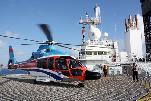 Cùng với thực hiện tốt nhiệm vụ QP-AN, các doanh nghiệp quân đội luôn hoạt động đúng hướng, sản xuất, kinh doanh hiệu quả. Trong ảnh: Trực thăng của Công ty trực thăng miền Bắc (Tổng công ty trực thăng Việt Nam) bay phục vụ thăm dò, khai thác dầu khí. Ảnh: Hoàng Xuân Nam