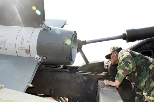 Kiểm tra quá trình tên lửa được đưa vào bệ