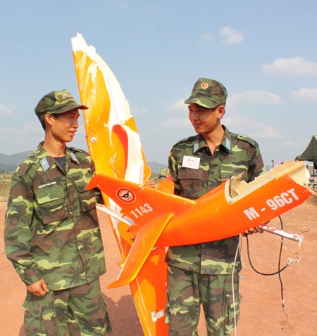 Niềm vui của các chiến sĩ trẻ bên mục tiêu bị tiêu diệt