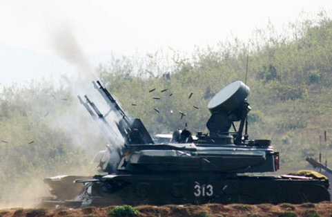 ...và pháo tự hành ZCY-23 cũng quyết tâm tiêu diệt mục tiêu ngay từ loạt đạn đầu