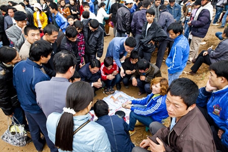 Tại lễ hội mang đậm bản sắc văn hóa dân tộc, vẫn có những hình ảnh đáng buồn, đó là các xới bạc đỏ đen công khai, lộ liễu...