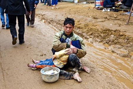 … và những người ăn xin mang theo cả trẻ nhỏ lê lết giữa đường