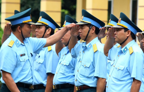 Học viên lớp tập huấn thuộc Quân chủng Phòng không-Không quân luyện tập động tác chào