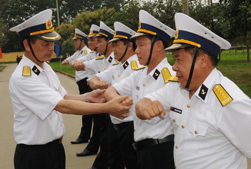 Uốn nắn động tác đánh tay trong khi đi đều của học viên thuộc Quân chủng Hải quân