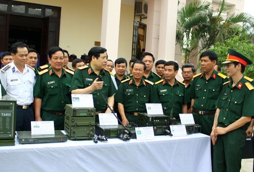 Đại tướng Phùng Quang Thanh, Bộ trưởng Bộ Quốc phòng; Trung tướng Đỗ Bá Tỵ, Tổng tham mưu trưởng và các học viên tham quan sản phẩm quốc phòng được trưng bày phục vụ tập huấn.