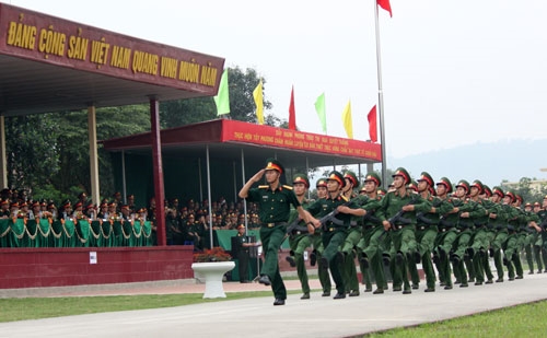 ...và tham quan cơ quan đoàn bộ Đoàn B08 chào cờ, duyệt đội ngũ