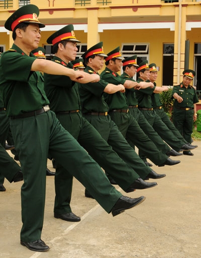 Học viên thuộc Quân khu 2 luyện tập động tác đi nghiêm
