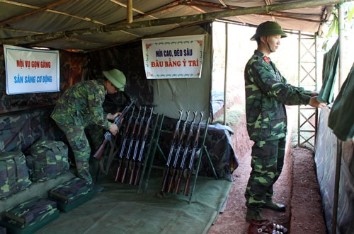 ...và vũ khí trang bị tại nơi trú quân dã ngoại