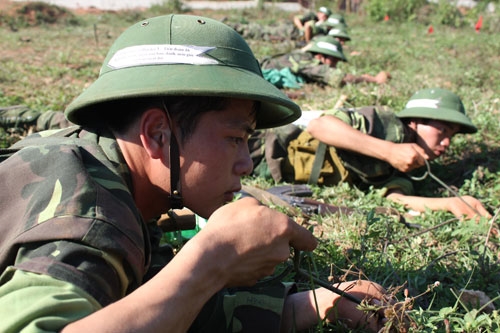 Chiến sĩ mới tham gia hội thao môn thi quân sự. Những kiến thức, kỹ năng quân sự được trang bị trong khóa huấn luyện chính là cơ sở để chiến sĩ mới thực hiện tốt nhiệm vụ huấn luyện và SSCĐ sau này.