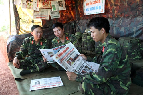 Phút thư giãn trong nhà bạt dã chiến.