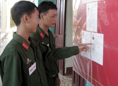 Chiến sĩ mới tìm hiểu tiểu sử tóm tắt của người ứng cử Đại biểu Quốc hội và Hội đồng nhân dân các cấp